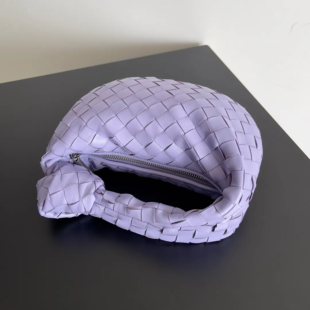 Batch 1120 Bottega veneta͙.——- The latest woven knotted hobo🔥 The top-grade lambskin leather is very soft, the bag shape is unique, practical and durable. It retains the traditional woven elements while being a little more flamboyant ~ Made of hand-woven sheepskin, zipper opening and closing, curved seamless structure, effortless to match. Highly recommended⚠️⚠️⚠️ The most high-end in the market🌈 Welcome to compare [Factory complete package] size: 23x15x5cm.   Model: 651876
